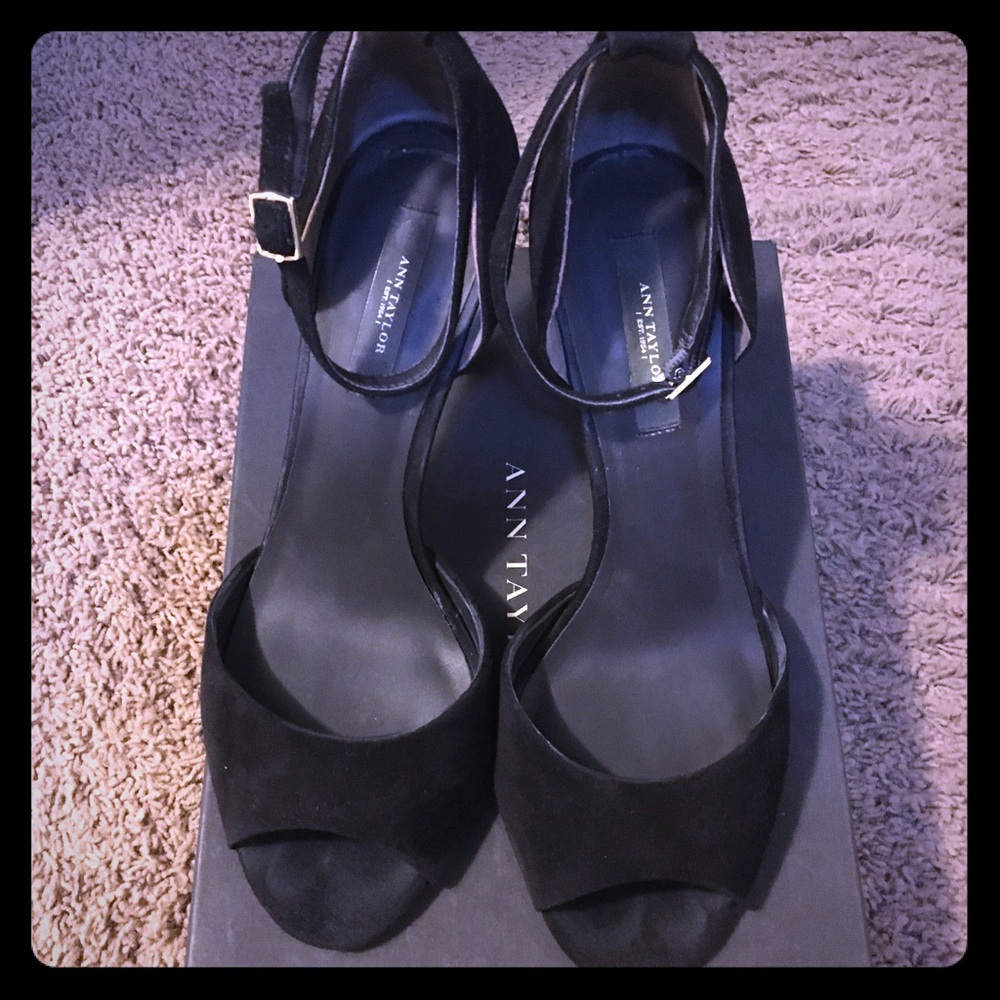 Ann Taylor Kelsey Suede Ankle Strap Heel size 9M